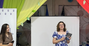 Awarding the winner of the contest for the best translation of Olena Pecherna’s book “In the Shadow of the Earth Woman”. 